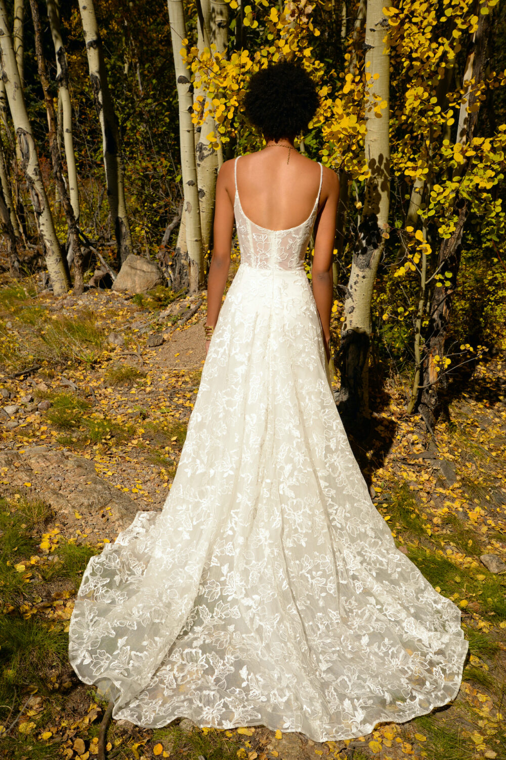 Timeless Lace A-Line Wedding Dress with Scoop Neckline - Imagen 3