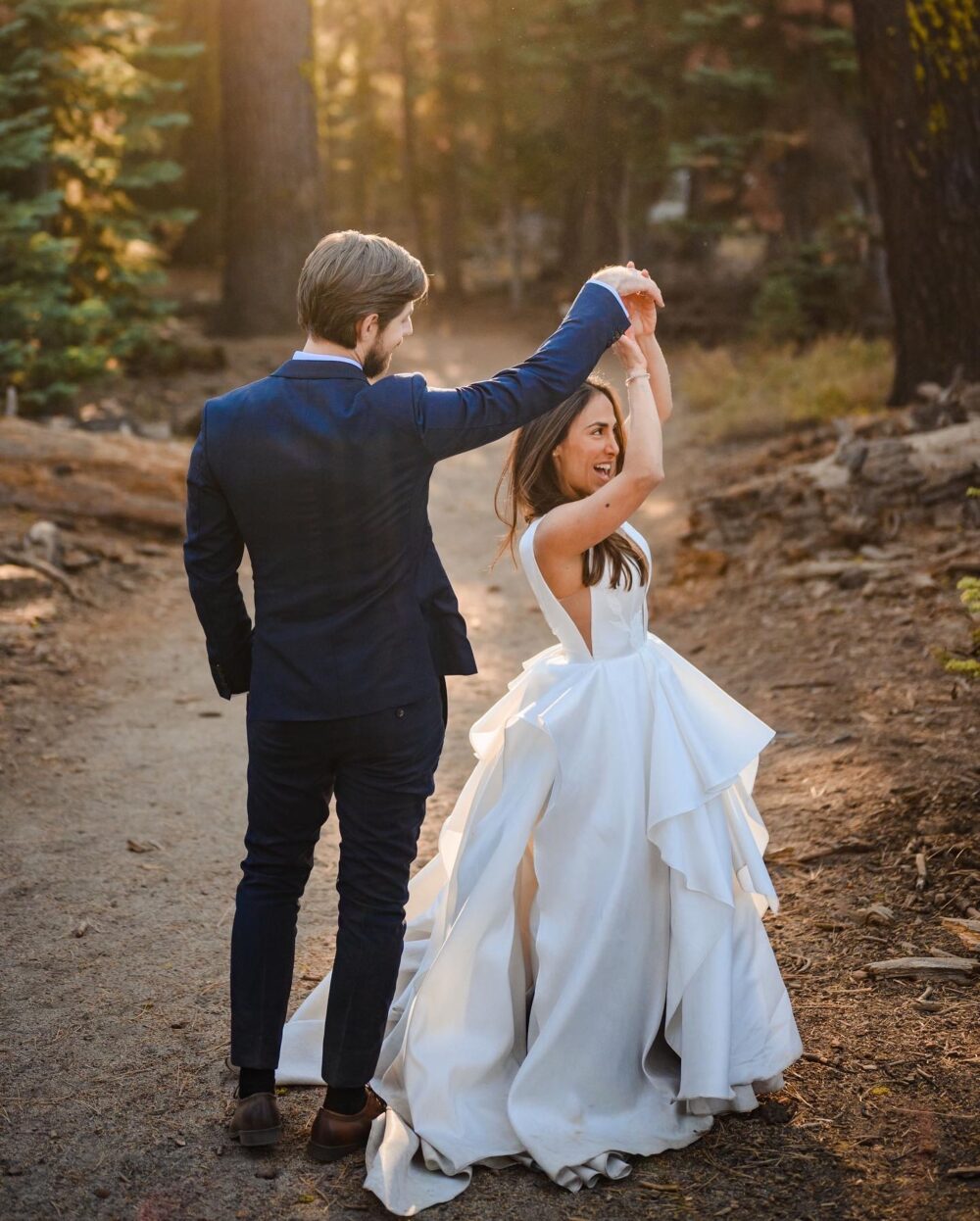 Layered Mikado A-Line Wedding Gown with Deep V Neckline and Draped Tulle Skirt – Guillermo Pharis - Imagen 10