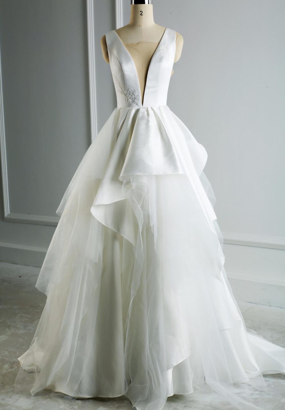 Layered Mikado A-Line Wedding Gown with Deep V Neckline and Draped Tulle Skirt – Guillermo Pharis - Imagen 13