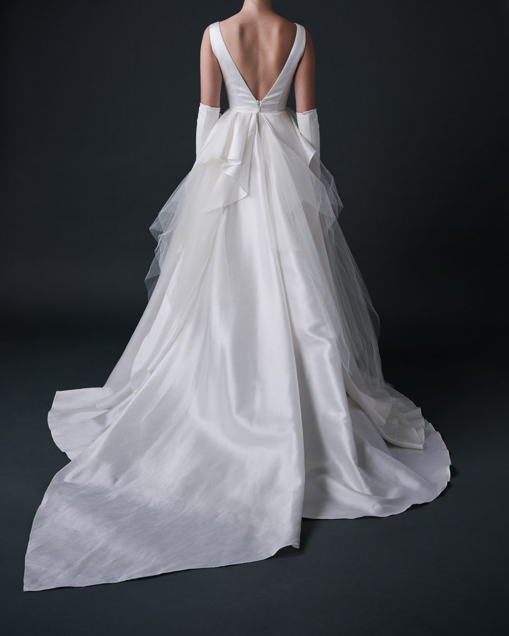 Layered Mikado A-Line Wedding Gown with Deep V Neckline and Draped Tulle Skirt – Guillermo Pharis - Imagen 12
