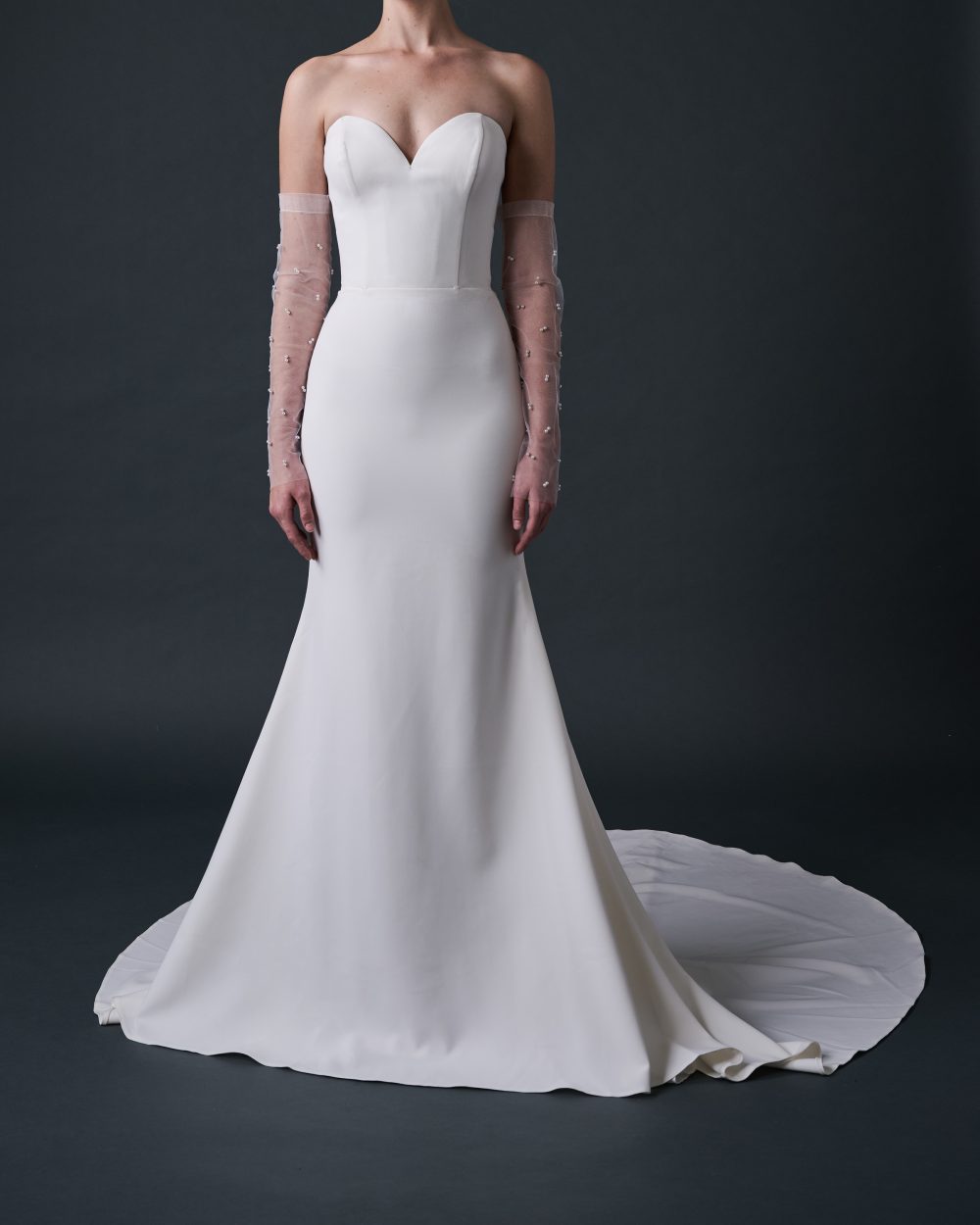 OLIVIA Fitted & Flared Crepe Wedding dress with Sweet Heart Cleavage - Imagen 5