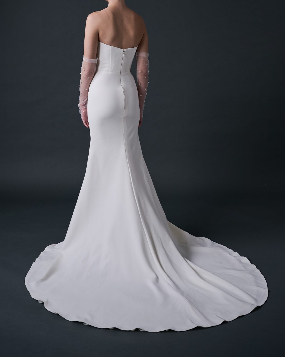 OLIVIA Fitted & Flared Crepe Wedding dress with Sweet Heart Cleavage - Imagen 4
