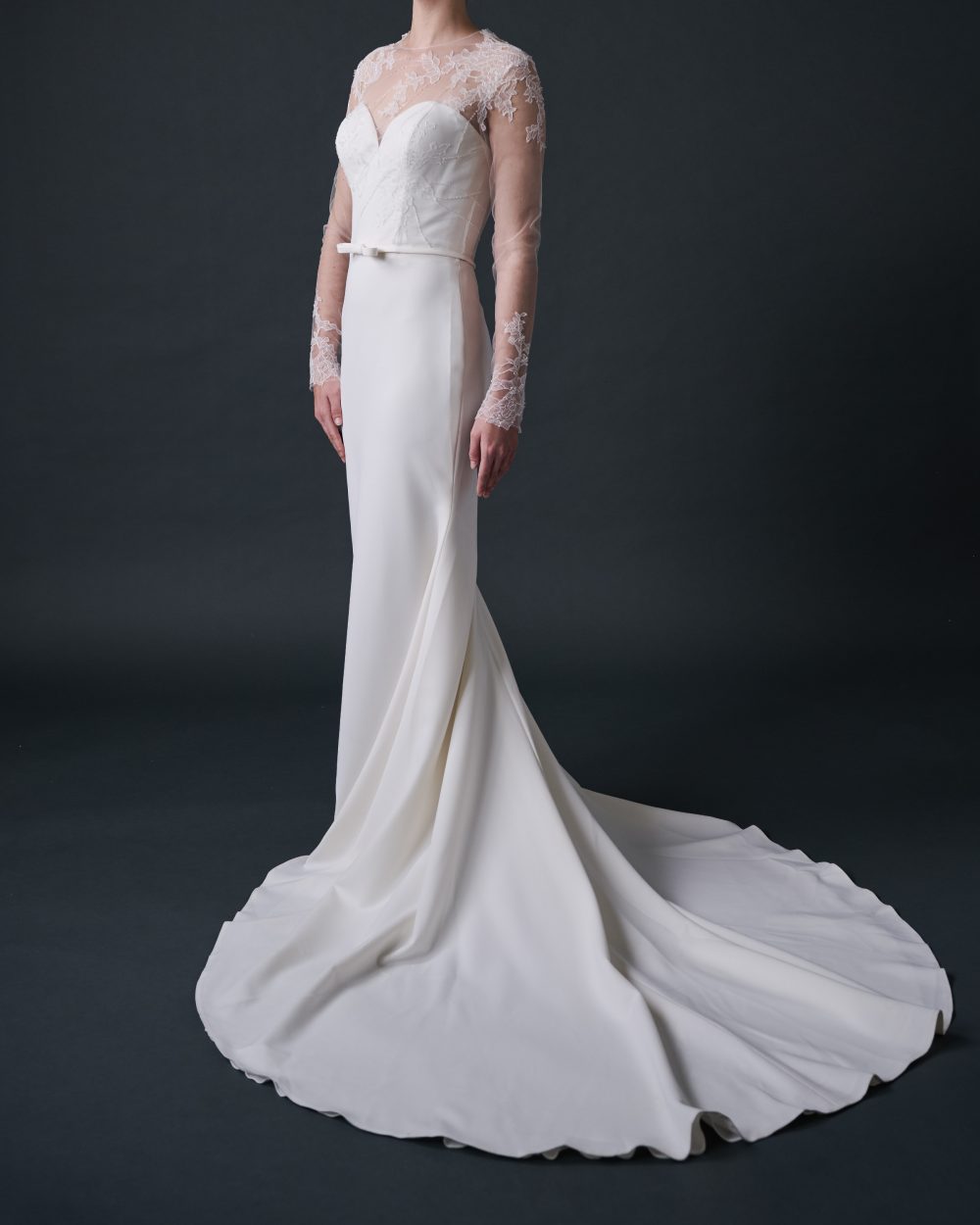 OLIVIA Fitted & Flared Crepe Wedding dress with Sweet Heart Cleavage - Imagen 3